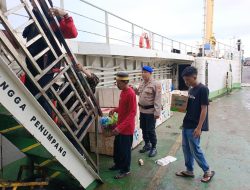Aparat Satpolairud Polres Bone Amankan Aktivitas Penyeberangan, Sampaikan Himbauan Keselamatan Kepada Penumpang Ferry