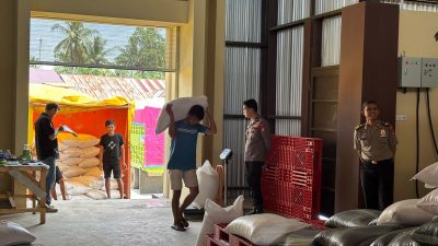 Kapolsek Ponre Memantau Langsung Droping Jagung Pipil ke Gudang Bulog Polres Bone