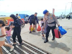 Satpolairud Polres Bone Hadir Sebagai Polisi Penolong di Pelabuhan Penyeberangan Bajoe