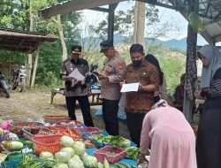Kapolsek Ponre Melaksanakan Operasi Pasar bersama Forkopincam di Pasar Tradisional Lonrong Desa Pattimpa