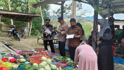 Kapolsek Ponre Melaksanakan Operasi Pasar bersama Forkopincam di Pasar Tradisional Lonrong Desa Pattimpa