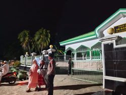 Anggota Polsek Salomekko Laksanakan Pengamanan Sholat Tarawih