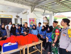 ‎Penyaluran Perdana Makanan Bergizi Gratis untuk Balita di Desa Tirong Dipantau Langsung Bhabinkamtibmas