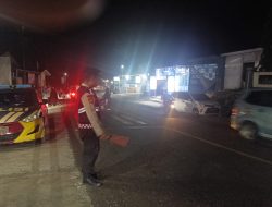 ‎Pastikan Kamtibmas Kondusif, Kanit Patroli Lakukan Pengaturan Lalu Lintas Disela Pelaksanaan Salat Tarawih