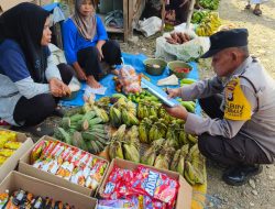 Bhabinkamtibmas Polsek Ponre Bersama Forkopincam Laksanakan Operasi Pemantauan Harga Sembako di Pasar  Bakungnge 