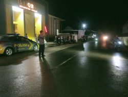 Pastikan Ibadah Tarawih Aman dan Lancar, Kapolsek Sibulue Kerahkan Personel Laksanakan Pengamanan