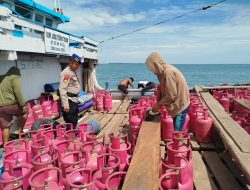 Satpolairud Polres Bone, Cegah Aksi Kriminal Saat Pantau Aktivitas Masyarakat di Pelabuhan Rakyat Bajoe