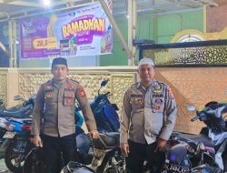 Hadir Beri Rasa Aman, Personel Polsek Kawasan Pelabuhan Bajoe Lakukan Pengamanan Shalat Tarawih 