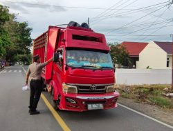 Polsek Salomekko Gelar Kegiatan Bagi Takjil untuk Pengendara