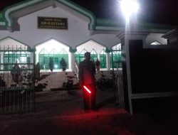  Pastikan Kondusif, Anggota Polsek Salomekko Laksanakan Pengamanan Sholat Tarawih 