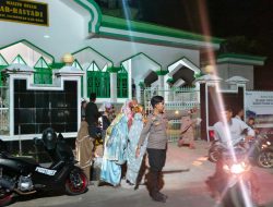 Anggota Jaga Polsek Salomekko Laksanakan Pengamanan Sholat Tarawih