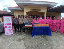 Peduli di Bulan Ramadhan, Polsek Cenrana Bersama Bhayangkari Ranting Cenrana Bagikan Takjil kepada Warga