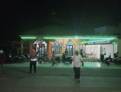 Personel Polsek Tanete Riattang Pengamanan Shalat Isya dan Tarawih di Masjid Darussalam