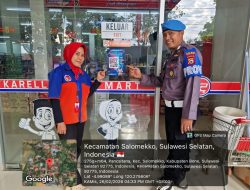 Kanit Propam Polsek Salomekko Laksanakan Pemasangan Stiker Barcode Aduan Divisi Propam