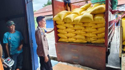 Polisi Penggerak Polsek Awangpone Pengawalan Penyerapan Jagung Pipil ke Gudang Bulog Pasippo