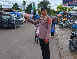 Cegah Kemacetan di Pasar Palattae, Kanit Samapta Polsek Kahu Lakukan Pengaturan