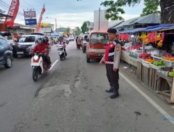 Kanit Samapta Polsek Ulaweng Aktif Lakukan Pengaturan di Depan Pasar Tradisional, Antisipasi Kemacetan