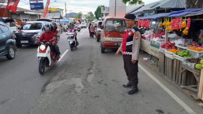 Kanit Samapta Polsek Ulaweng Aktif Lakukan Pengaturan di Depan Pasar Tradisional, Antisipasi Kemacetan