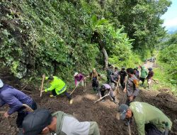 Kerja Bakti Pasca Longsor, Polsek Tellu Limpoe Bersama TNI dan Warga Buka Akses Jalan Terputus