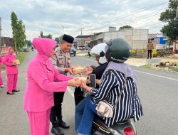 ‎Berbagi Berkah di Bulan Suci Ramadan, Polsek Palakka bersama Bhayangkari Bagikan Takjil di Depan Mako
