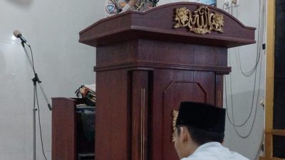 Bhabinkamtibmas Manfaatkan Momentum Tarawih untuk Sampaikan Pesan Kamtibmas