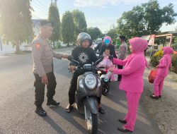 ‎Ramadhan Mubarak, Personel Polsek Dua Boccoe Bersma Bhayangkari Berbagi Takjil