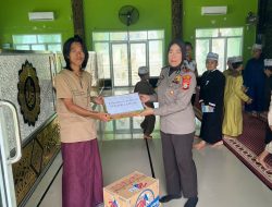 Kapolsek Lamuru Berbagi Berkah Ramadhan, Salurkan Air Mineral dan Kurma ke Masjid