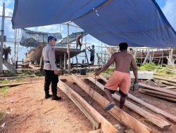 Temui Warga Pesisir, Personil Satpolairud Polres Bone Ingatkan Hal Ini