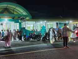 Demi kelancaran Ibadah Sholat Tarawih Personil Polsek Barebno PAM Gatur Di Depan Mesjid
