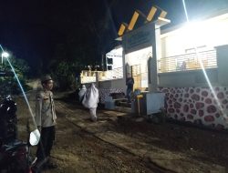 Anggota Polsek Bontocani Aipda Gunawan Laksanakan Pengamanan Sholat Tarawih di Masjid Desa Pammusureng