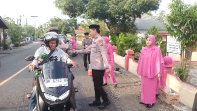 Personel Polsek Mare Bersama Bhayangkari Berbagi Takjil, Dilanjutkan Buka Puasa Bersama