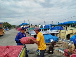 Program Polisi Penolong, Satpolairud Polres Bone Bantu Masyarakat di Dermaga Pelabuhan Rakyat Bajoe