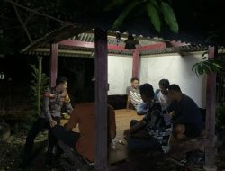 Bhabinkamtibmas Polsek Amali Laksanakan Pembinaan Pos Kamling di Desa Laponrong