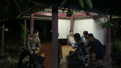 Bhabinkamtibmas Polsek Amali Laksanakan Pembinaan Pos Kamling di Desa Laponrong