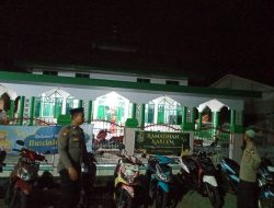 Personel Jaga Mako Polsek Amali Laksanakan Pengamanan Shalat Tarawih di Masjid Al Muhsinin