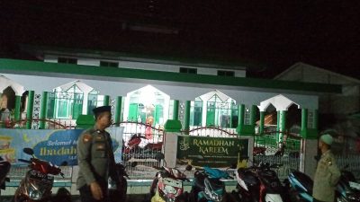 Personel Jaga Mako Polsek Amali Laksanakan Pengamanan Shalat Tarawih di Masjid Al Muhsinin