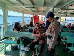 Satpolairud Polres Bone Sampaikan Pesan Kamtibmas, Lakukan Sambang Diatas Kapal Ferry