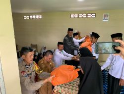 Bhabinkamtibmas Polsek Tanete Riattang Dampingi Penyaluran Paket Ramadhan dan Bantuan Jamban di Kantor KUA Bajoe