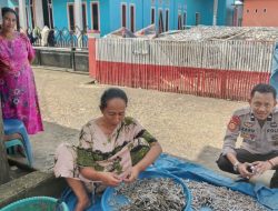 Bhabinkamtibmas Polsek Salomekko Laksanakan Sambang ke Wilayah Binaan, Ini yang Ditekankan