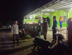 Berikan Rasa Aman, Anggota Polsek Salomekko Laksanakan Pengamanan Sholat Tarawih