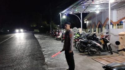 Personil Polsek Palakka Pastikan Sholat Tarawih Berjalan Lancar dengan Lakukan PAM