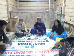 Bhabinkamtibmas Polsek Ponre Aipda Andi Ikbal Rosani Sambangi Warga yang Lagi Nongkrong di Pos Ronda