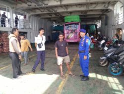 Personel Satpolairud Polres Bone Pastikan Keamanan Aktivitas Penyeberangan Berjalan Lancar