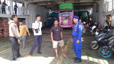 Personel Satpolairud Polres Bone Pastikan Keamanan Aktivitas Penyeberangan Berjalan Lancar