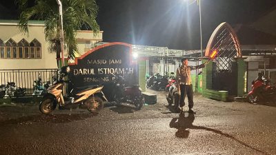 Personel Polsek Lamuru Laksanakan Pengamanan Shalat Tarawih, Berikan Rasa Aman kepada Masyarakat