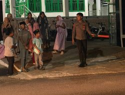 Personel Polsek Salomekko Laksanakan Pengamanan Sholat Tarawih, Berikan Rasa Aman