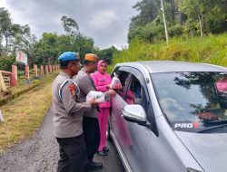 Mengejar Berkah Ramadhan, Kapolsek Bontocani Pimpin Anggota dan Bhayangkari Berbagi Takjil