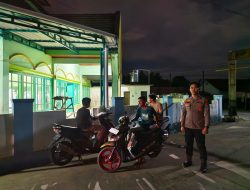 Rutin, Anggota Polsek Salomekko Laksanakan Pengamanan Sholat Tarawih