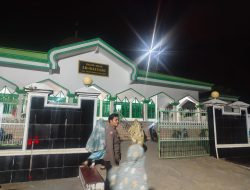 Anggota Polsek Salomekko Laksanakan Pengamanan Sholat Tarawih