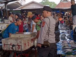 Pasar Paccing Padat Jelang Lebaran Idul Fitri, Polsek Awangpone Berikan Himbauan Kamtibmas